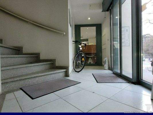 Treppenhaus mit Aufzug - zweiter Eingangsbereich