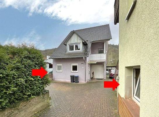 Hofeinfahrt mit beiden Häusern