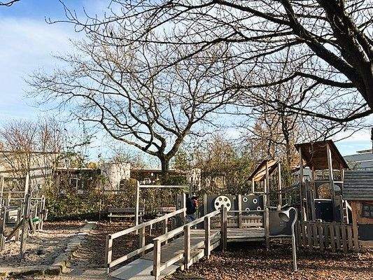 Spielplatz um die Ecke.jpg