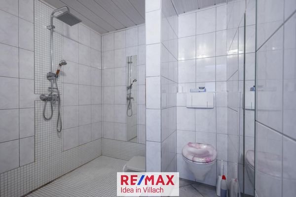 Dusche im Badezimmer