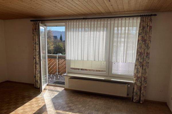 Wohnzimmer mit Ausgang zum Balkon