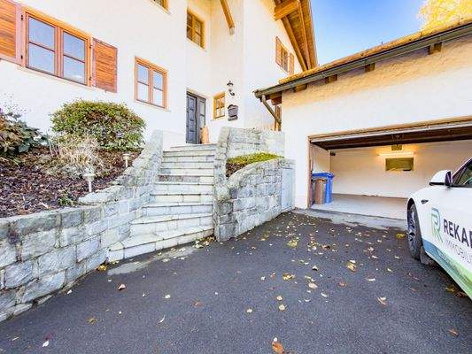Außenansicht Hauszugang und Garage