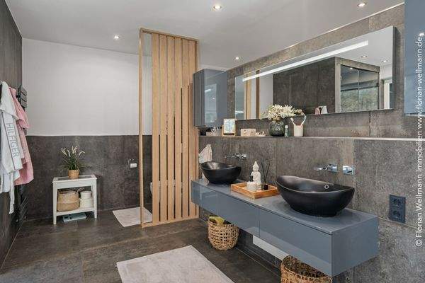 ... und Doppelwaschbecken ...