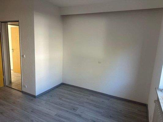 Leeres Zimmer mit Holzboden