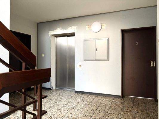 Treppenhaus mit Fahrstuhl