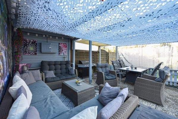 großzügig überdachte Terrasse 