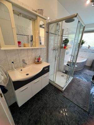 Badezimmer mit Badewanne und Dusche