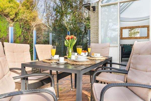 Terrasse mit Windschutz