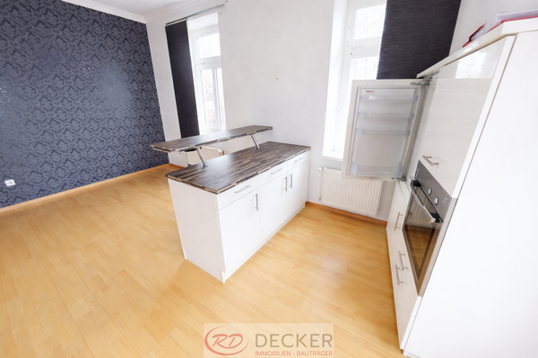 Moderne Einbauküche mit Tresen