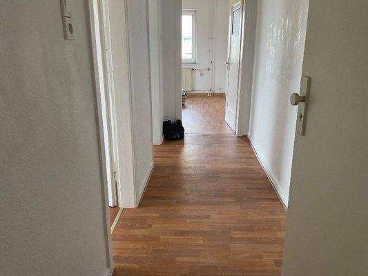 Blick von der Eingangstür in den Flur mit Boden in Holzoptik.jpg