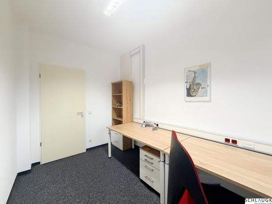 Bürozimmer mit Schreibtisch und Stuhl