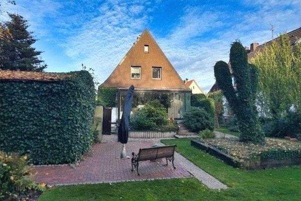 gepflegter Garten mit Wintergarten