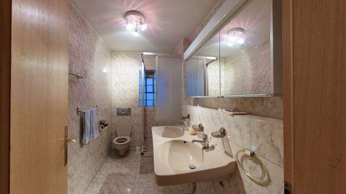 1. OG Bad mit Dusche