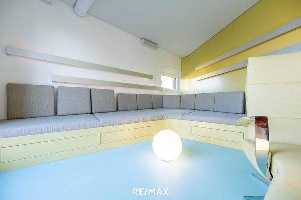 Großes Sofa im Kaminzimmer