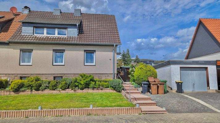 Vorderansicht mit Garage