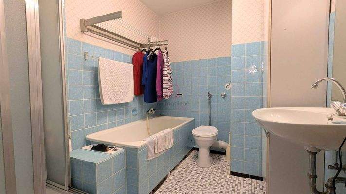 Bad mit Wanne & Dusche