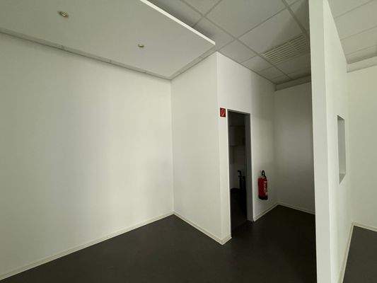 Ladenfläche/ Durchgang zur Teeküche