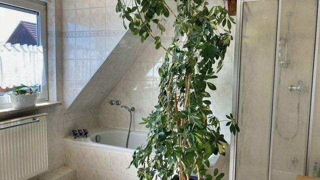 Bad mit Wanne und Dusche