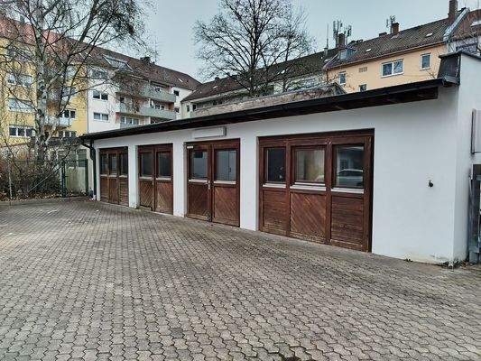 Garage mit Holztoren