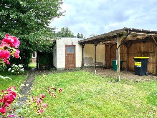 Nebengebäude mit Carport