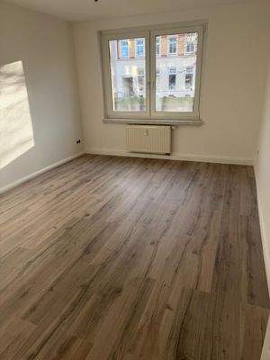 Helles Zimmer mit Fenster