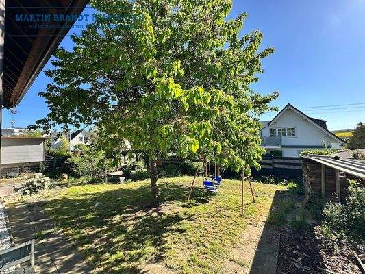 Garten mit Kirschbaum