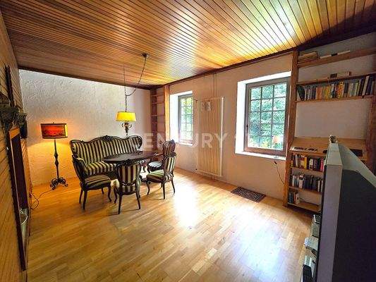 Großes lichtdurchflutetes Wohnzimmer im Obergeschoss