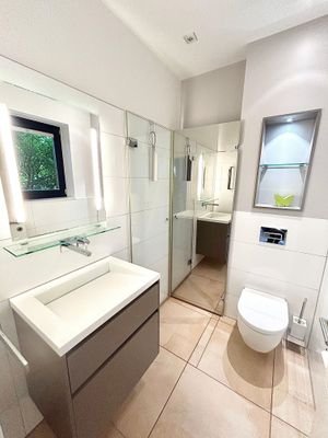 Gäste-WC mit Dusche