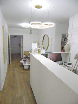 Empfang mit Blick in den Wartebereich