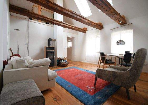 Wohnzimmer mit offener Decke