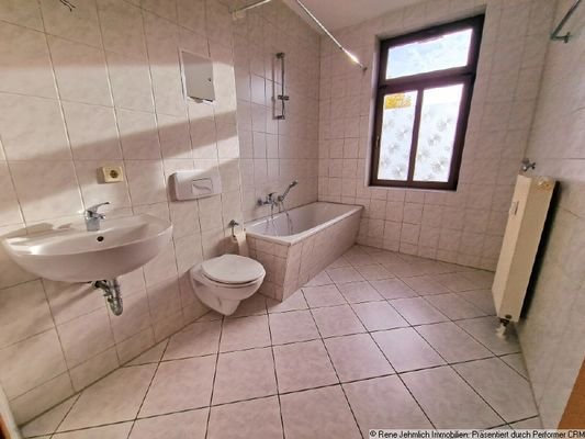 Bad mit Wanne und Fenster