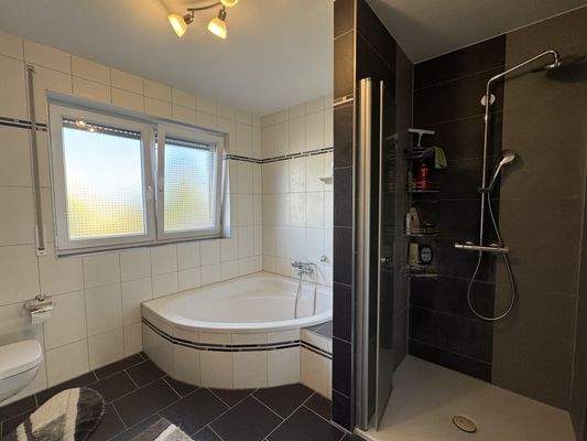 mit Eckwanne und Dusche