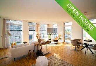 Wohnraum mit bodentiefen Fensterelementen