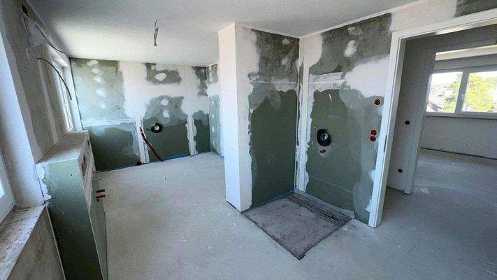 Tageslichtbad mit Wanne und Dusche