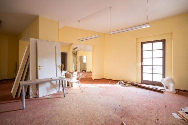 Sanierungsbedürftiges Zimmer - Zugang zum Balkon