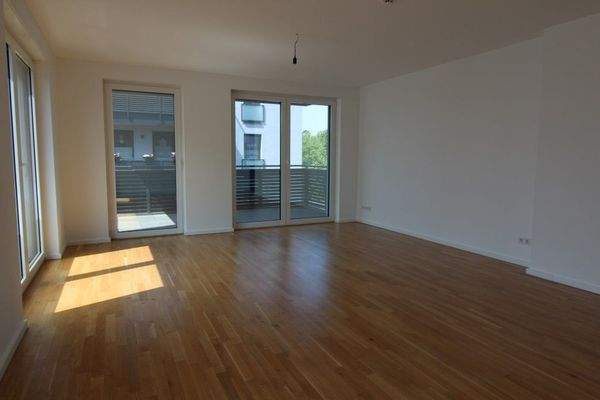 Wohnzimmer-Blick zum Balkon