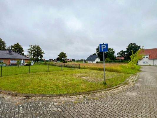 Seite rechts mit Parkflächen