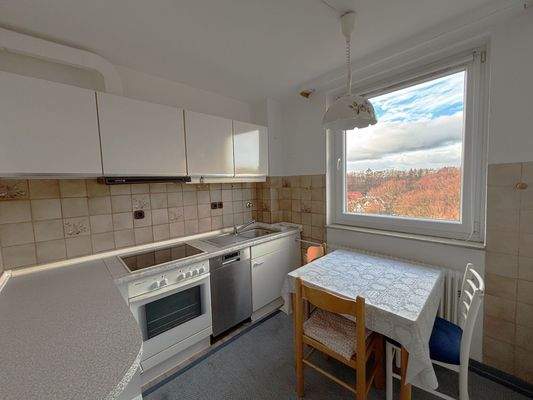 Einbauküche und Essbereich_1