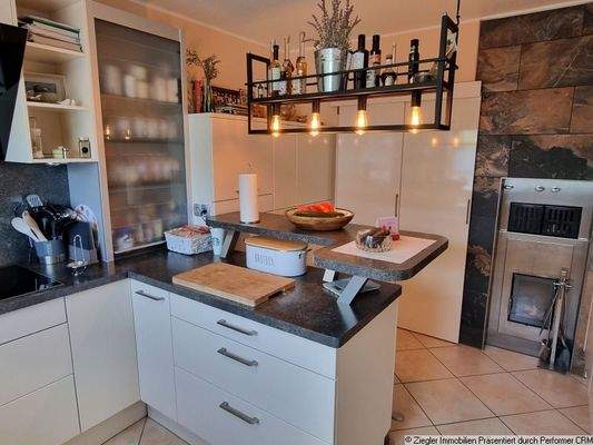 07a EG Einbauküche mit Kachelofen