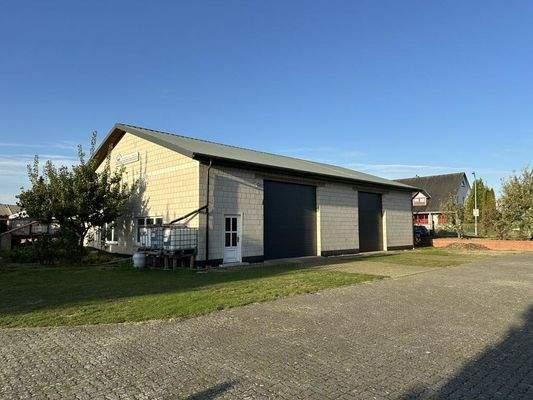 Fahrzeug- & Lagerhalle