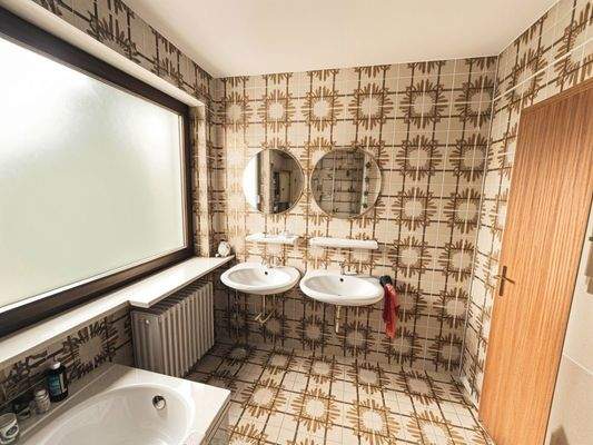 OG - Helles 70er-Badezimmer