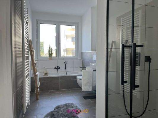 Jedes Vollbad verfügt über eine ebenerdige Dusche und eine Badewanne (Einrichtungsbeispiel)