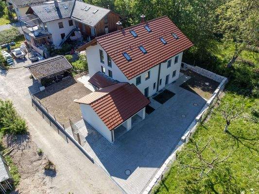 auf einem Südhang am Ortsrand gelegen