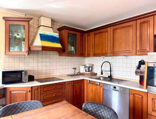 Einbauküche mit viel Stauraum.jpg