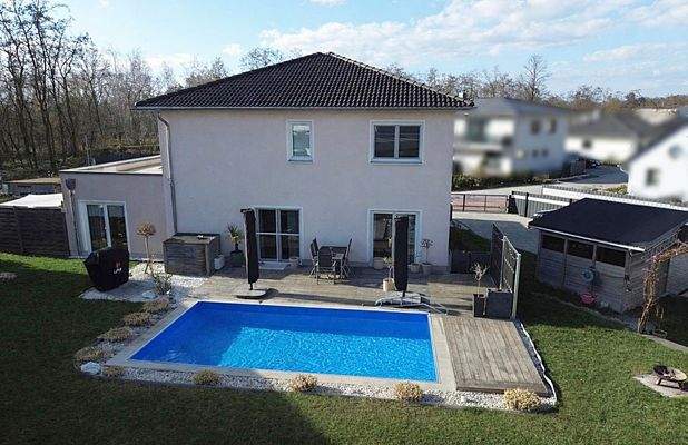 Ansicht auf das Grundstück mit Pool