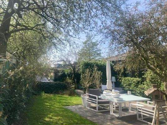 Der schöne Garten mit Blick auf die Ausstellungshalle