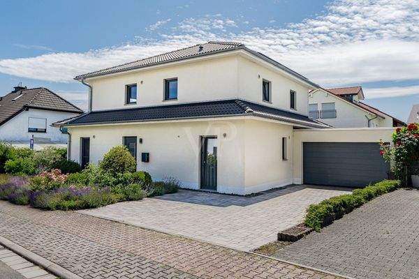 Vorderansicht mit charmantem Vorgarten