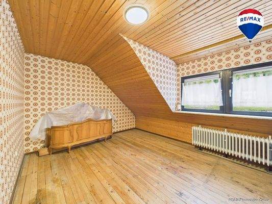 RE/MAX Immobilien DeLux Einfamilienhaus Körprich Schlafzimmer