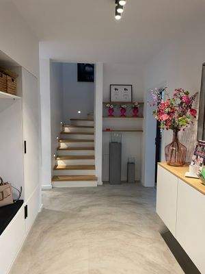 Flur und Treppe zum Obergeschoss