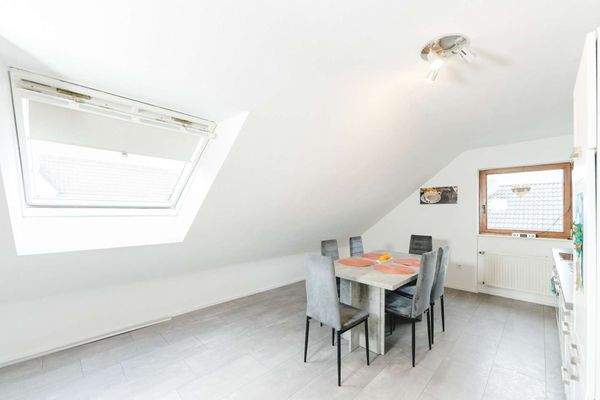 Große Küche mit Essbereich